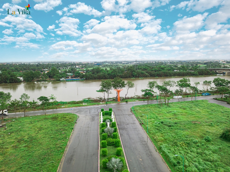 La Villa Green City có khoảng 800 căn nhà phố/biệt thự cao cấp, nổi bật là dãy biệt thự dọc theo cung đường của dòng chảy sông Vàm Cỏ Tây
