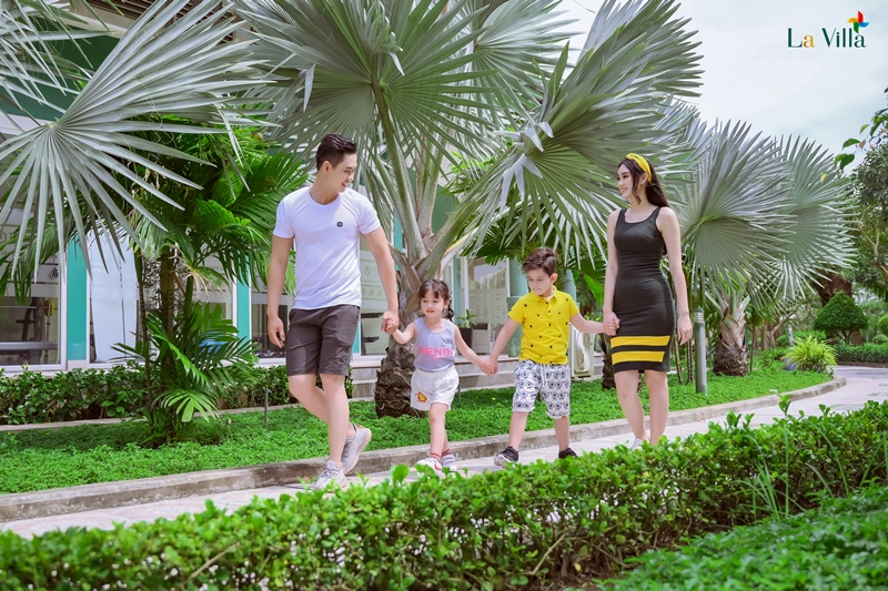 Với lợi thế nằm ngay sát bờ sông Vàm Cỏ Tây, Trần Anh Group đã khéo léo tạo nên tuyến công viên dạo bộ ven sông có chiều dài gần 1km phủ đầy cây xanh, bao bọc xung quanh khu đô thị