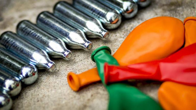Bóng cười có thể gây ra mất ý thức, tổn thương não. Ảnh: AP