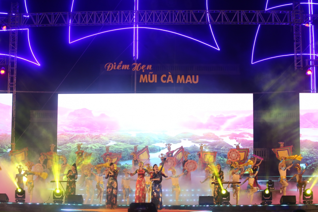 Tiết mục văn nghệ đặc sắc tại lễ khánh thành biểu tượng Cột cờ Hà Nội tại Mũi Cà Mau và khai mạc Tuần Văn hóa - Du lịch Mũi Cà Mau 2019