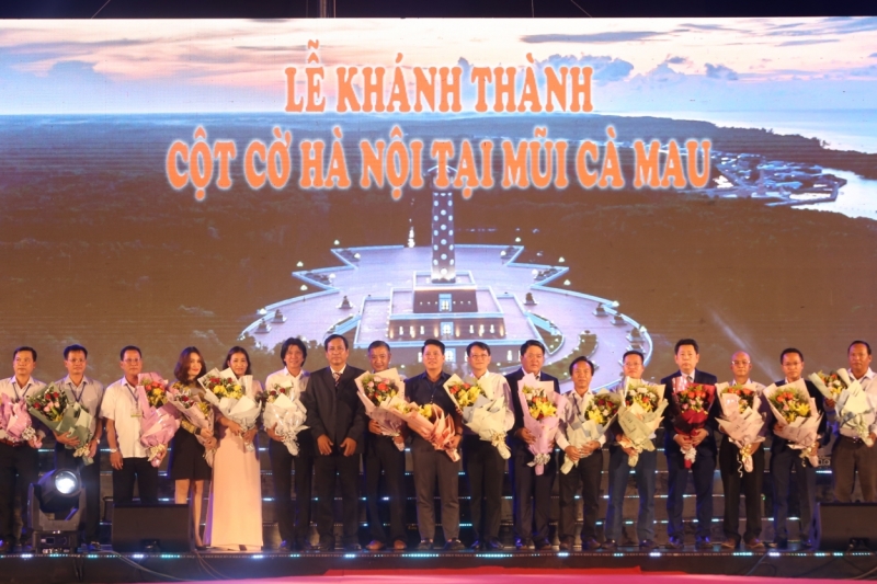 Ban tổ chức tặng hoa cảm ơn các doanh nghiệp tài trợ cho chương trình lễ khánh thành biểu tượng Cột cờ Hà Nội tại Cà Mau