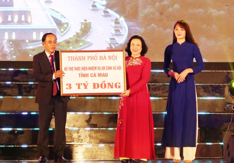 Đồng chí Ngô Thị Thanh Hằng - Phó Bí thư Thường trực Thành ủy Hà Nội - trao tặng tỉnh Cà Mau 3 tỷ đồng để thực hiện chương trình an sinh xã hội.