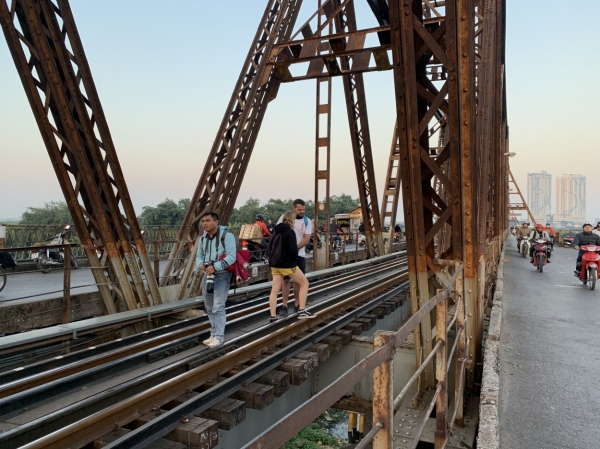 Chùm ảnh: Sau phố cà phê đường tàu, nhiều bạn trẻ lại mạo hiểm tính mạng với cầu Long Biên