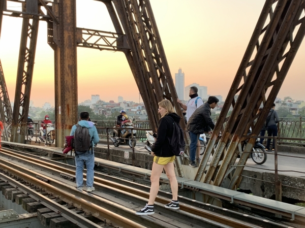 Nhiều khách nước ngoài cũng bất chấp nguy hiểm, vượt rào chắn để vào trải nghiệm chụp ảnh trên đường tàu chạy qua cầu Long Biên.