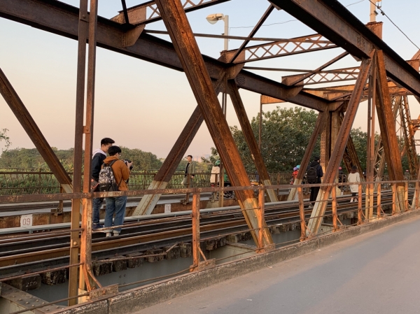 Chùm ảnh: Sau phố cà phê đường tàu, nhiều bạn trẻ lại mạo hiểm tính mạng với cầu Long Biên