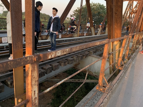 Các thanh sắt chắn ngang tại cầu Long Biên vẫn còn méo mó, vẫn có chỗ chưa được hàn gắn tạo nhiều khoảng trống với kích thước một người có thể chui vào.
