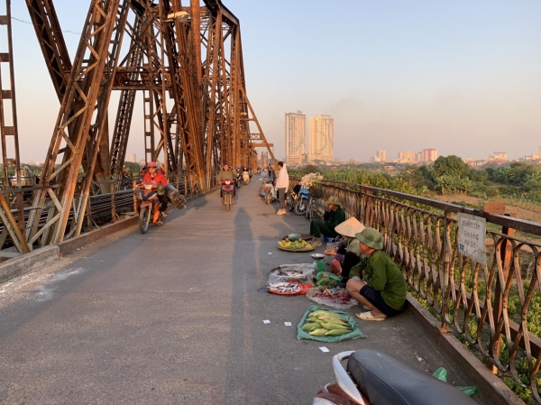 Phía trên cầu vẫn xảy ra tình trạng nhiều người dân buôn bán ngay cạnh biển cấm bán hàng trên cầu Long Biên nhưng không thấy có sự nhắc nhở nào.