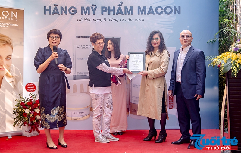 Đại diện hãng mỹ phẩm Macon Marine Cosmetics (Cộng hòa liên bang Đức) trao chứng nhận phân phối sản phẩm tại thị trường Việt Nam