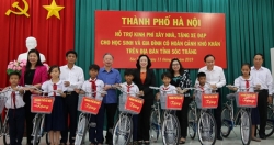 Đoàn công tác TP Hà Nội tặng quà hộ nghèo, học sinh có hoàn cảnh khó khăn tỉnh Sóc Trăng
