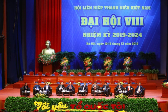 Thủ tướng Nguyễn Xuân Phúc, Phó Thủ tướng Vũ Đức Đam, Bộ trưởng Bộ Lao động - Thương binh - Xã hội Đào Ngọc Dung, Bộ trưởng Bộ Thông tin - Truyền thông Nguyễn Mạnh Hùng, Bộ trưởng Bộ Kế hoạch - Đầu tư Nguyễn Chí Dũng, Bộ trưởng Bộ Khoa học - Công nghệ Chu Ngọc Anh, Bộ trưởng Bộ Nội vụ Lê Vĩnh Tân, Bí thư thứ nhất Trung ương Đoàn Lê Quốc Phong đối thoại với 1.000 thanh niên ưu tú.
