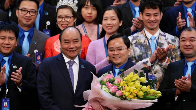 Thủ tướng Nguyễn Xuân Phúc tặng hoa chúc mừng Ủy ban T.Ư Hội LHTN Việt Nam tại lễ ra mắt Đoàn Chủ tịch và Ủy ban T.Ư Hội LHTN Việt Nam khóa VIII, nhiệm kỳ 2019 - 2024