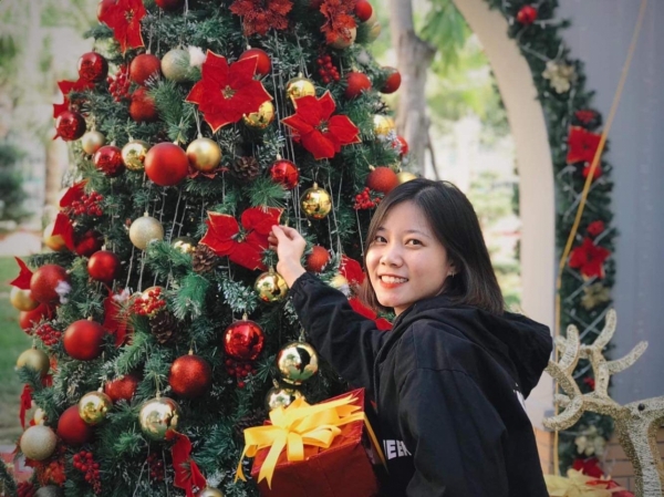 Bạn Hương Quỳnh sinh viên Đại học Thương mại háo hức khi chụp ảnh với cây thông Noel trong khuôn viên trường.