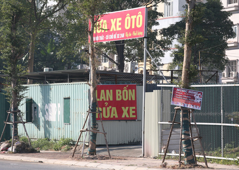 Một công trình nhà tôn được treo biển rửa xe ô tô tại đường Nguyễn Văn Huyên kéo dài