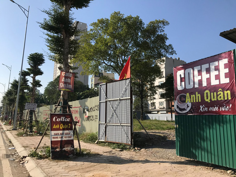 Quán cafe cũng được mở bên trong những hàng rào tôn