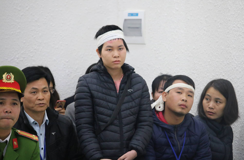 Chị Nhung - nạn nhân sống sót trong vụ thảm án cùng những người thân đến dự phiên xử
