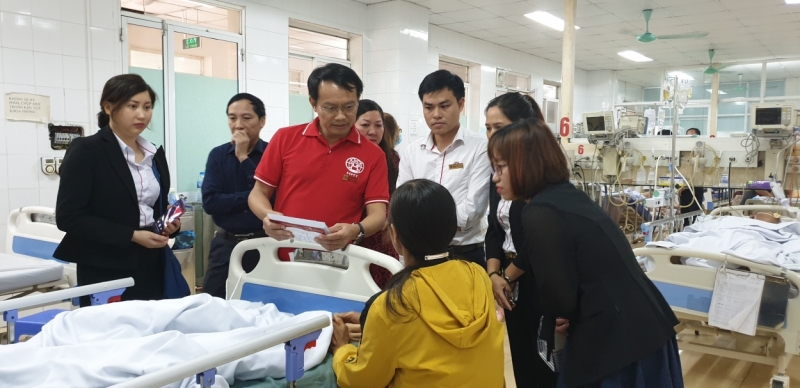 Thầy Nguyễn Minh Phương và các thầy cô giáo trường Cao đẳng nghề Công nghệ cao Hà Nội thăm bạn Cúc tại bệnh viện