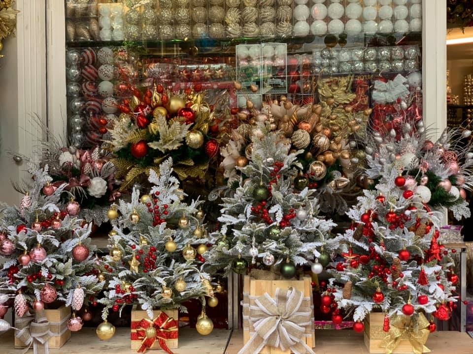 Đồ trang trí được decor hợp màu với cây thông Noel
