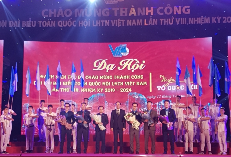 Đồng chí Đào Đức Toàn, Phó Bí thư Thành ủy Hà Nội tặng hoa tới các đồng chí Thường trực Hội LHTN Việt Nam