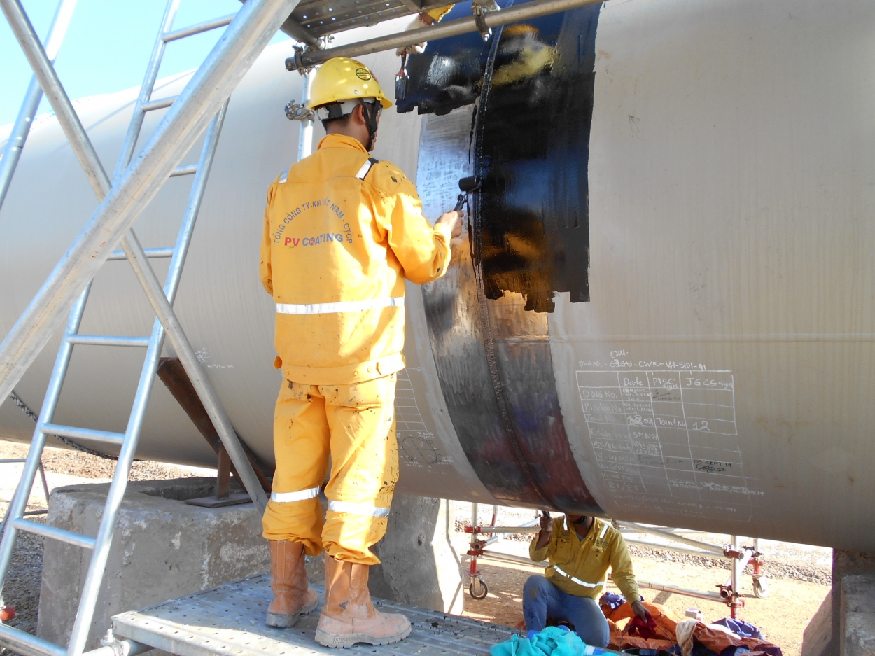 Công đoạn hoàn thiện dự án bọc wrapping cooling water pipeline cho Nhà máy lọc hóa dầu Nghi Sơn