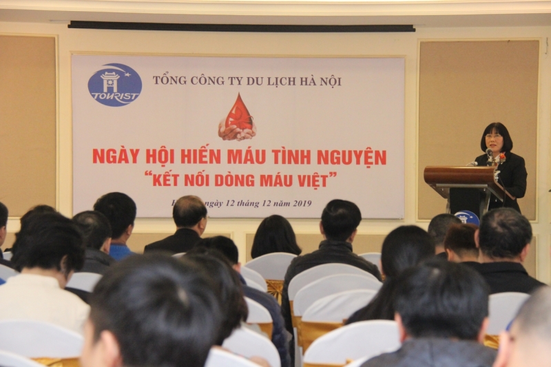 Bà Nguyễn Thị Vân, Phó Tổng Giám đốc Tổng Công ty Du lịch Hà Nội phát biểu khai mạc Ngày hội hiến máu