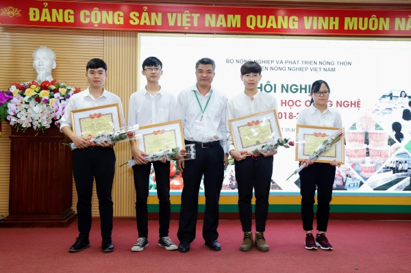 Trần Hữu Định (Thứ 2 từ trái qua) tại Hội nghị tổng kết Khoa học Công nghệ và vinh danh các nhà khoa học, sinh viên có thành tích nghiên cứu khoa học nổi bật trong năm học 2019 - 2019