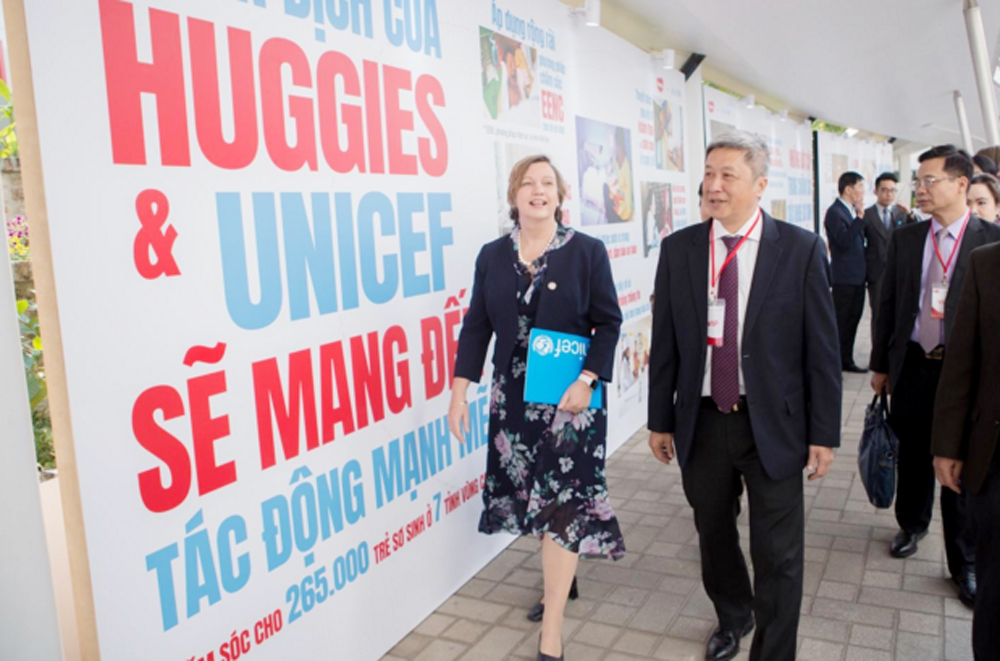 Đại diện UNICEF Việt Nam và Thứ trưởng Bộ Y tế Nguyễn Trường Sơn tại sự kiện kí kết hợp tác giữa HUGGIES và UNICEF