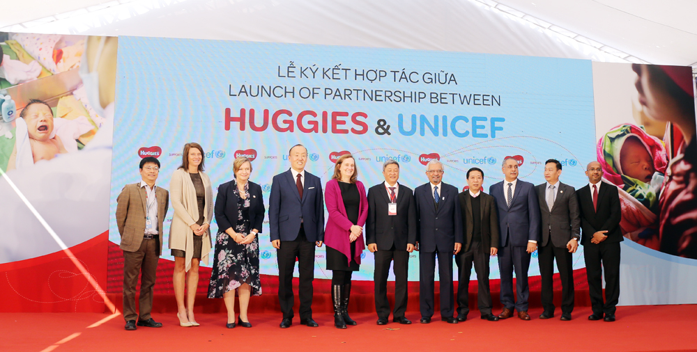 Các đại biểu tại lễ ký kết hợp tác giữa HUGGIES và UNICEF