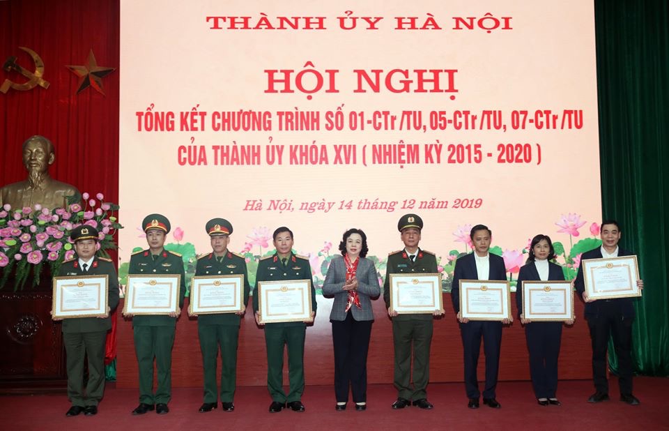 Đồng chí Ngô Thị Thanh Hằng, Phó Bí thư Thường trực Thành ủy Hà Nội trao Bằng khen cho các tập thể xuất sắc thực hiện Chương trình số 05-CTr/TU.