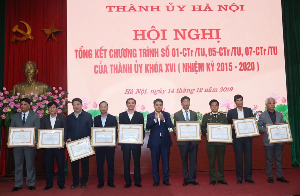 Đồng chí Nguyễn Đức Chung, Phó Bí thư Thành ủy, Chủ tịch UBND thành phố trao Bằng khen cho các tập thể xuất sắc thực hiện Chương trình số 07-CTr/TU.