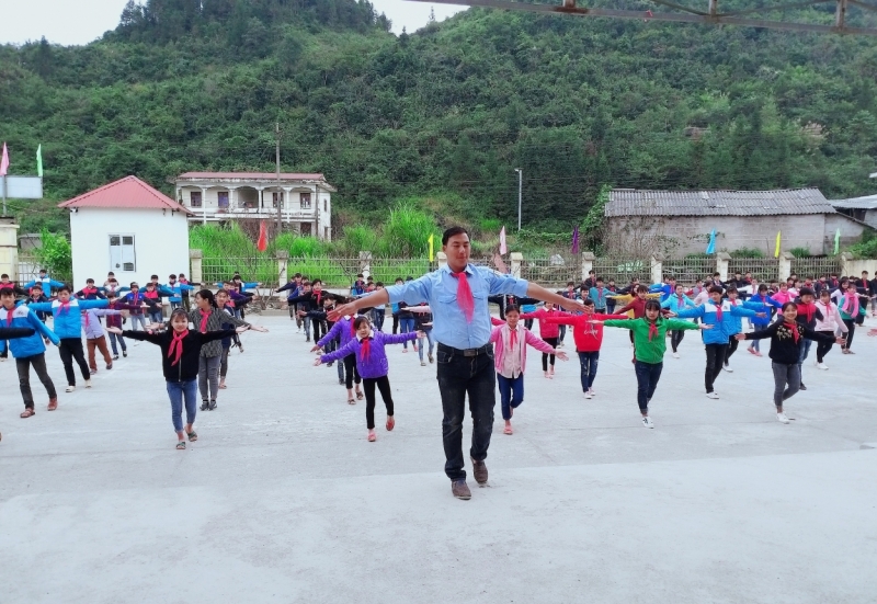 Thầy Vừ Mí Pó dạy múa cho học sinh