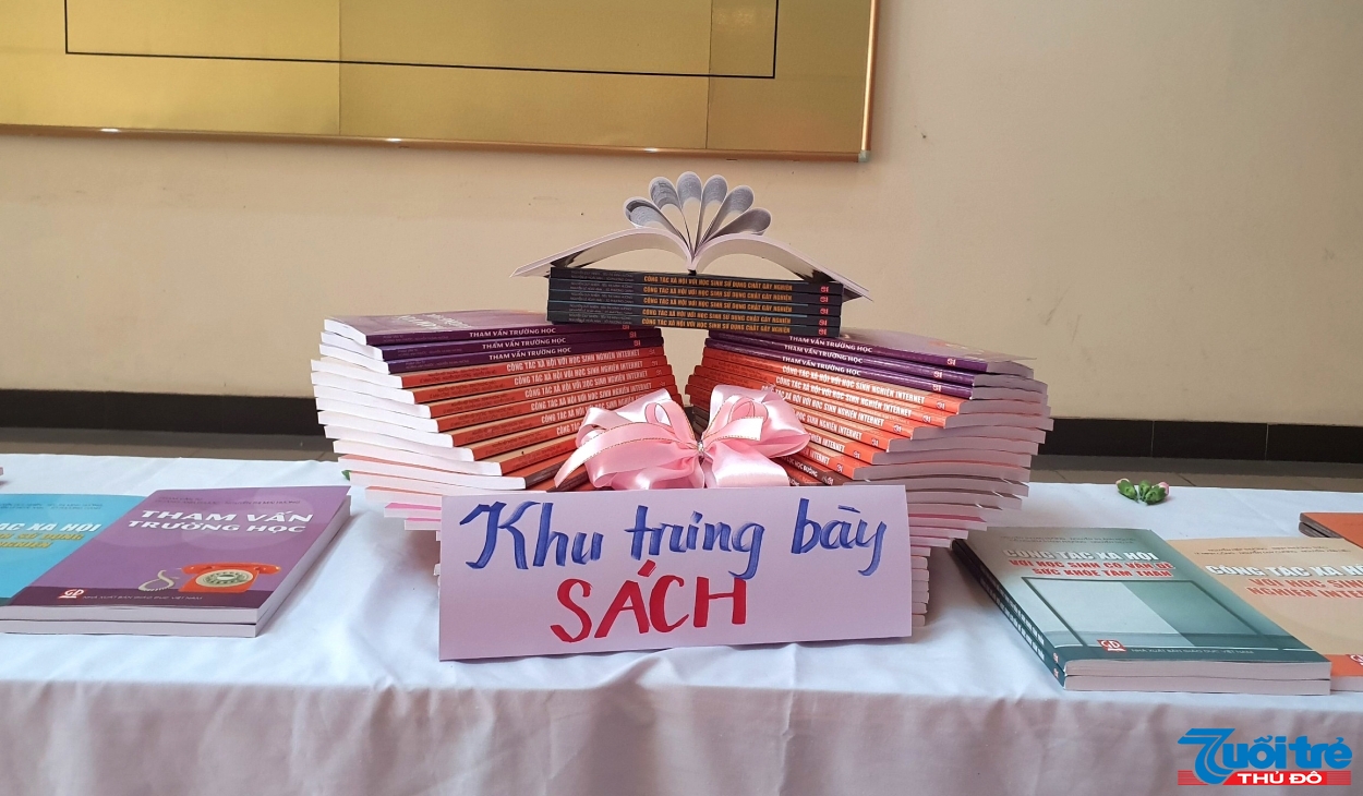 Bộ sách chuyên khảo “Công tác xã hội trường học” gồm 6 cuốn chuyên sâu ở nhiều lĩnh vực