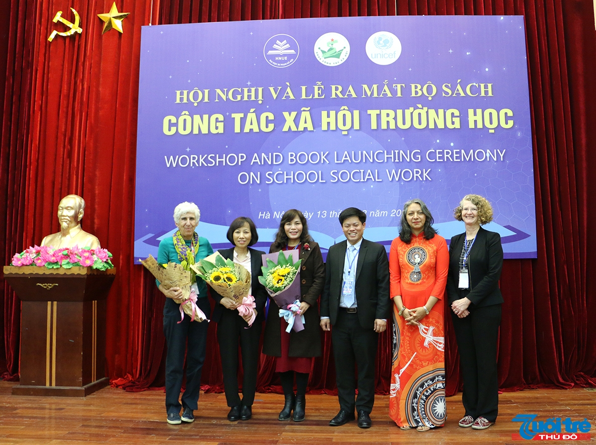 Tiến sĩ Nguyễn Hiệp Thương (thứ ba bên phải), Trưởng khoa Công tác xã hội, Đại học Sư phạm Hà Nội chia sẻ, bộ sách “Công tác xã hội trường học” là tư hiệu học thuật có ý nghĩa thiết thực cho học sinh, giáo viên, phụ huynh và những người làm công tác xã hội