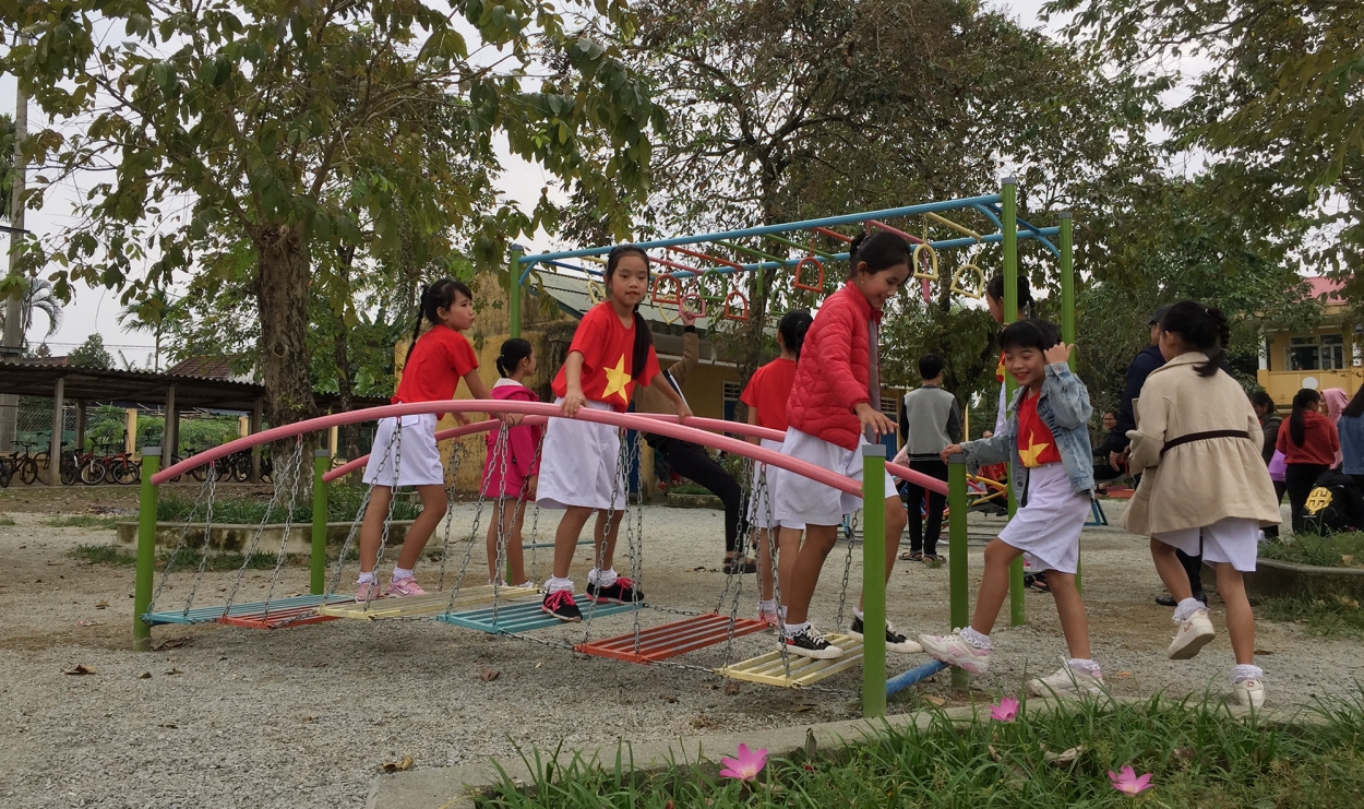 Các em học sinh trải nghiệm khu vui chơi mới do Vietjet tài trợ tại trường Tiểu học Quảng Thọ