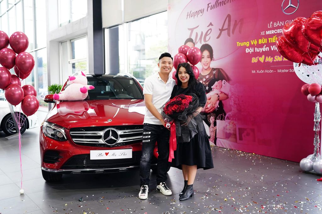 Trung vệ Bùi Tiến Dũng sắm xế sang Mercedes-Benz GLC 300 tặng vợ và con gái đầu lòng
