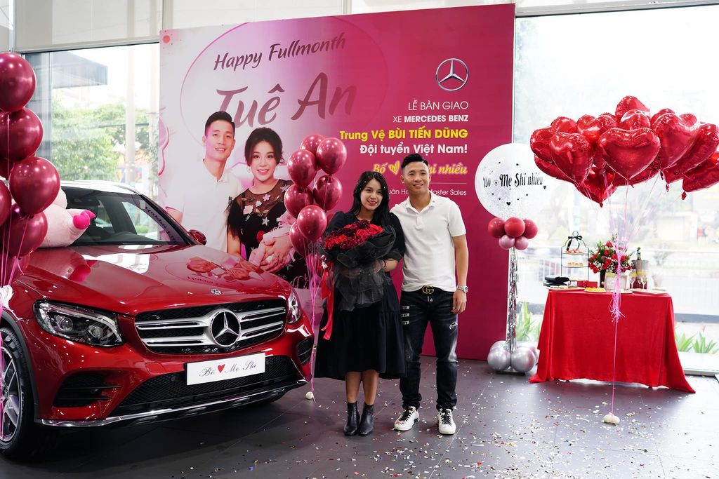 Trung vệ Bùi Tiến Dũng sắm xế sang Mercedes-Benz GLC 300 tặng vợ và con gái đầu lòng