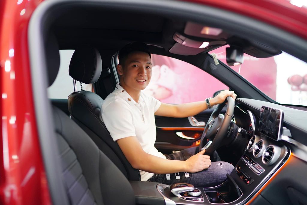 Trung vệ Bùi Tiến Dũng sắm xế sang Mercedes-Benz GLC 300 tặng vợ và con gái đầu lòng