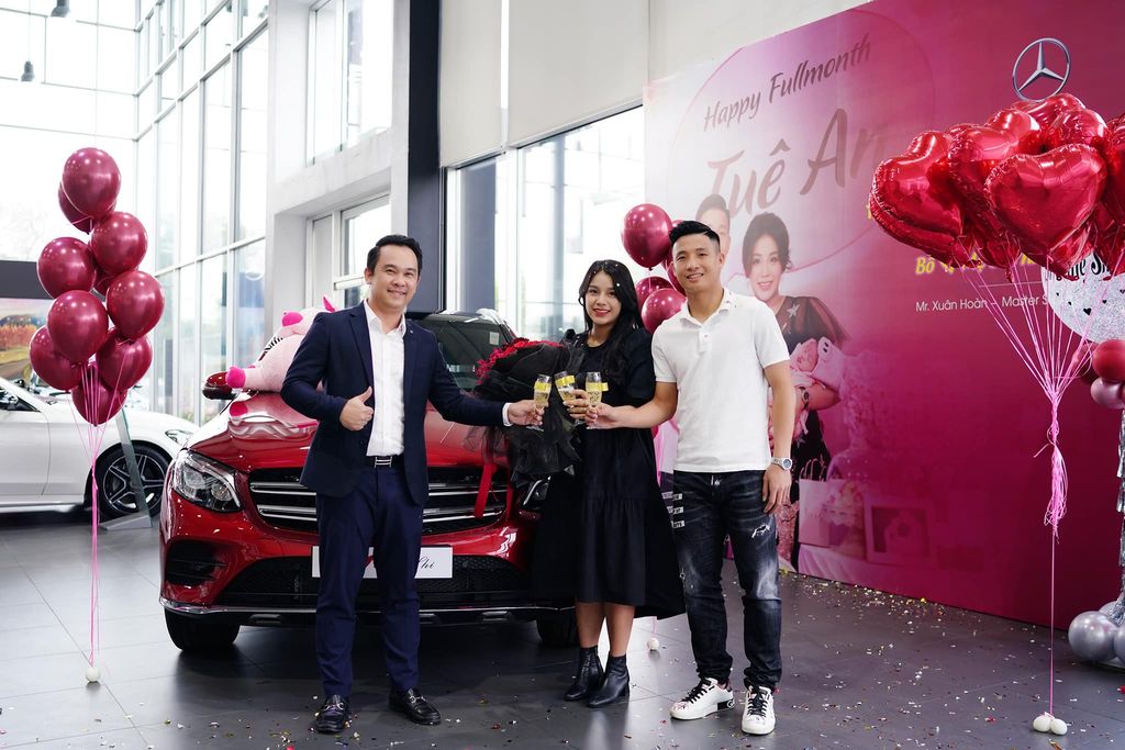 Trung vệ Bùi Tiến Dũng sắm xế sang Mercedes-Benz GLC 300 tặng vợ và con gái đầu lòng