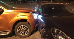Hà Nội: Nissan Navara tông trúng Porsche Panamera ngay giữa ngã tư đường