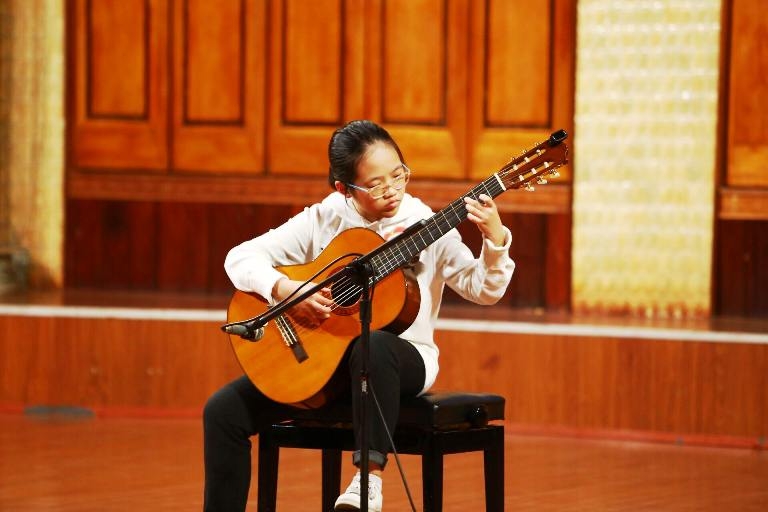 Thí sinh biểu diễn tại cuộc thi “Tìm kiếm tài năng Guitar trẻ”