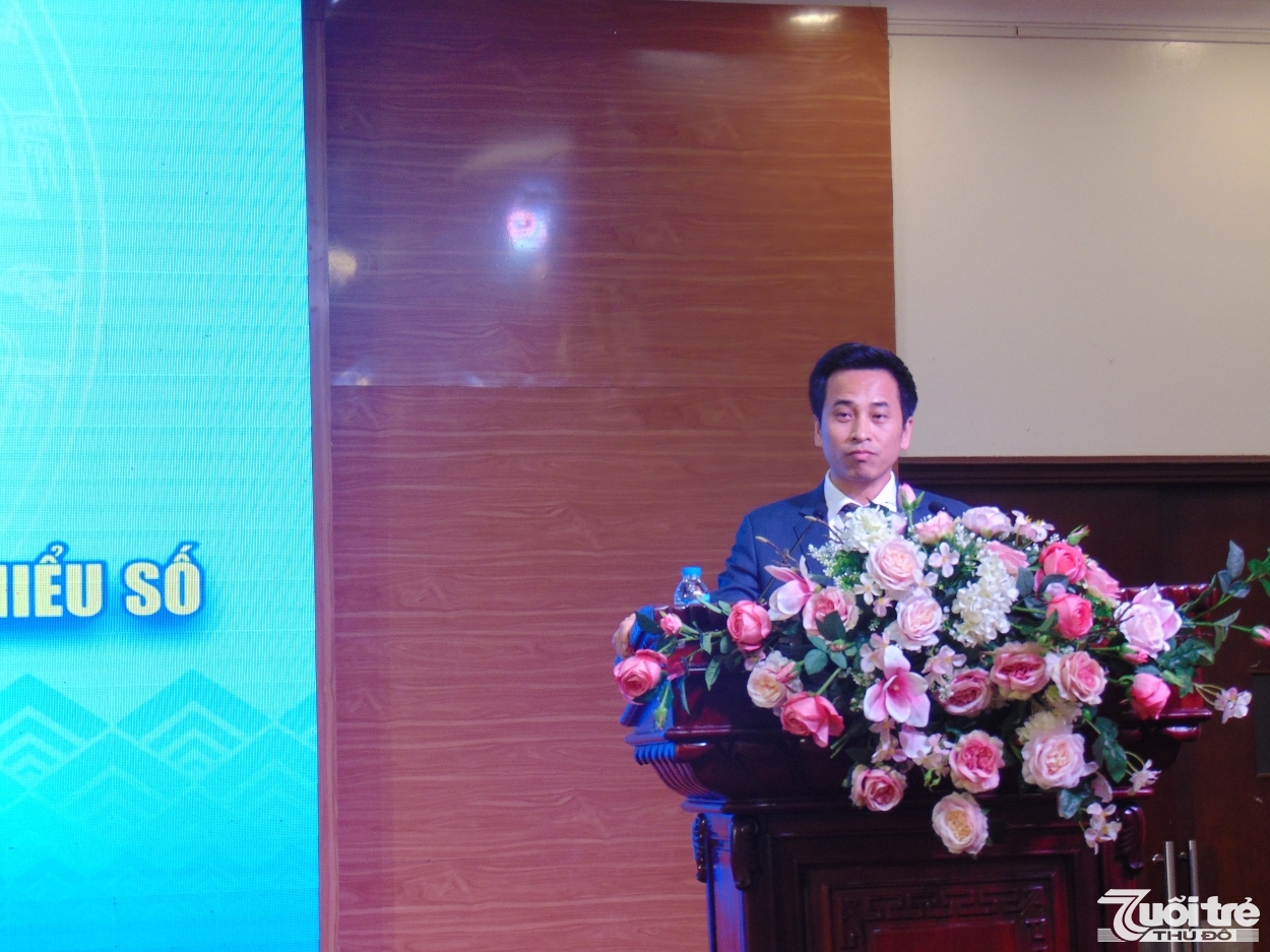 Đồng chí Nguyễn Ánh Dương, Phó Trưởng ban Ban Dân tộc thành phố Hà Nội báo cáo kết quả thực hiện chính sách đối với người có uy tín trong đồng bào dân tộc thiểu số TP Hà Nội