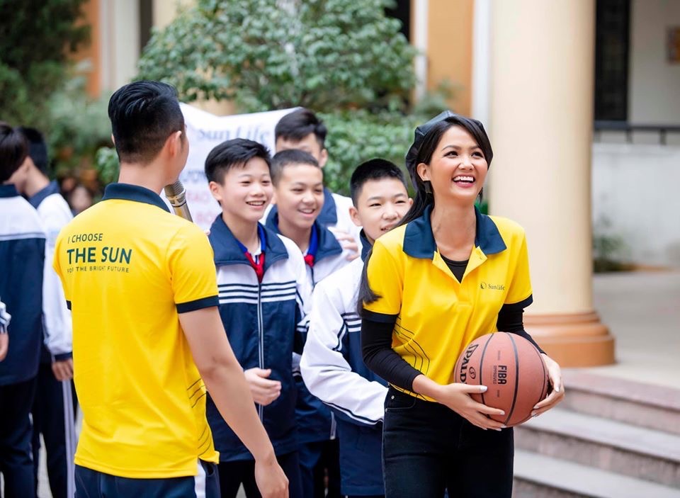 Sun Life trao tặng 110 trụ bóng rổ và 550 quả bóng cho 81 trường học