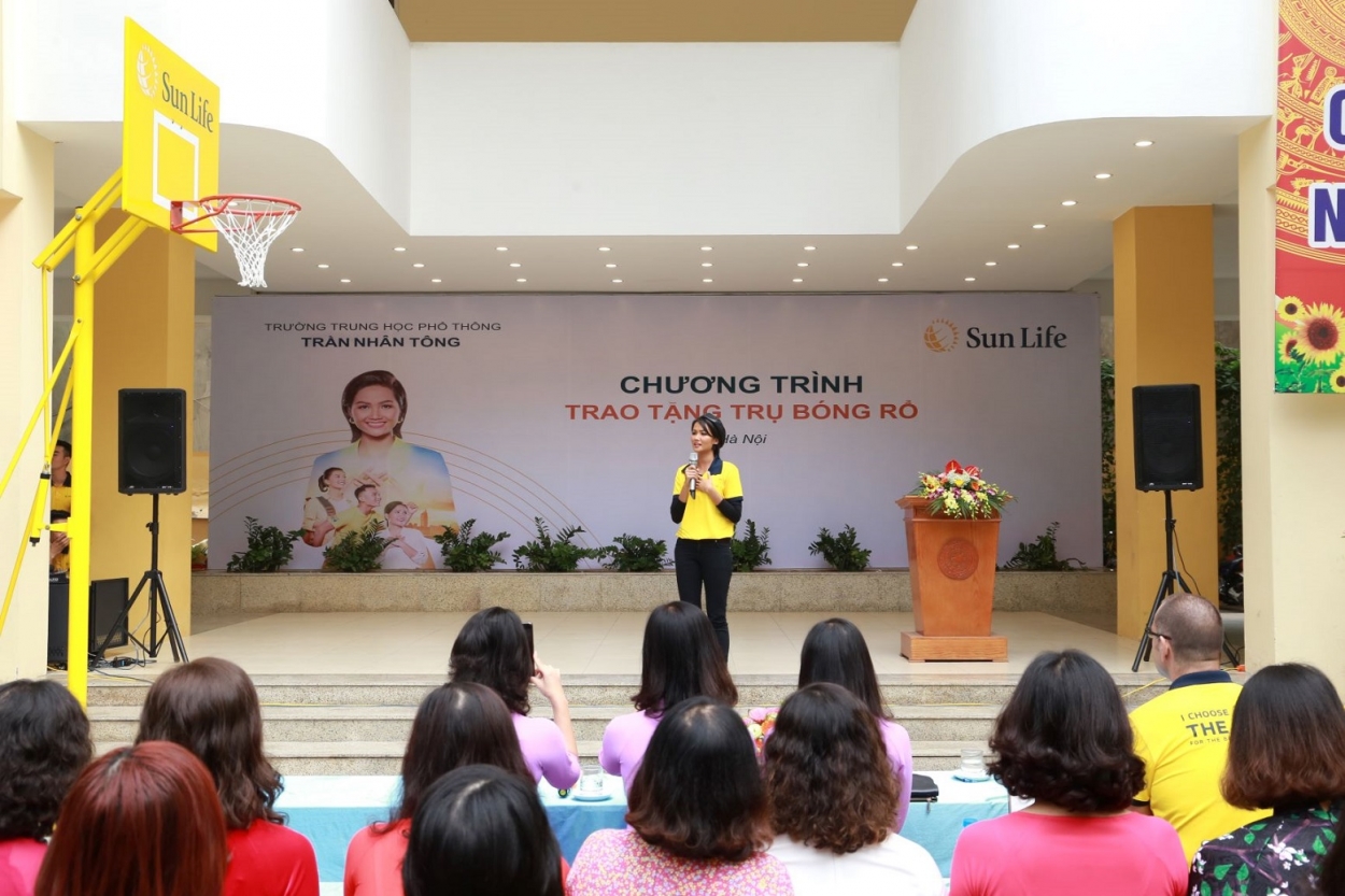 Hoa hậu H'Hen Niê phát biểu trong lễ trao tặng trụ bóng rổ cho trường Trung học phổ thông Trần Nhân Tông, Hà Nội