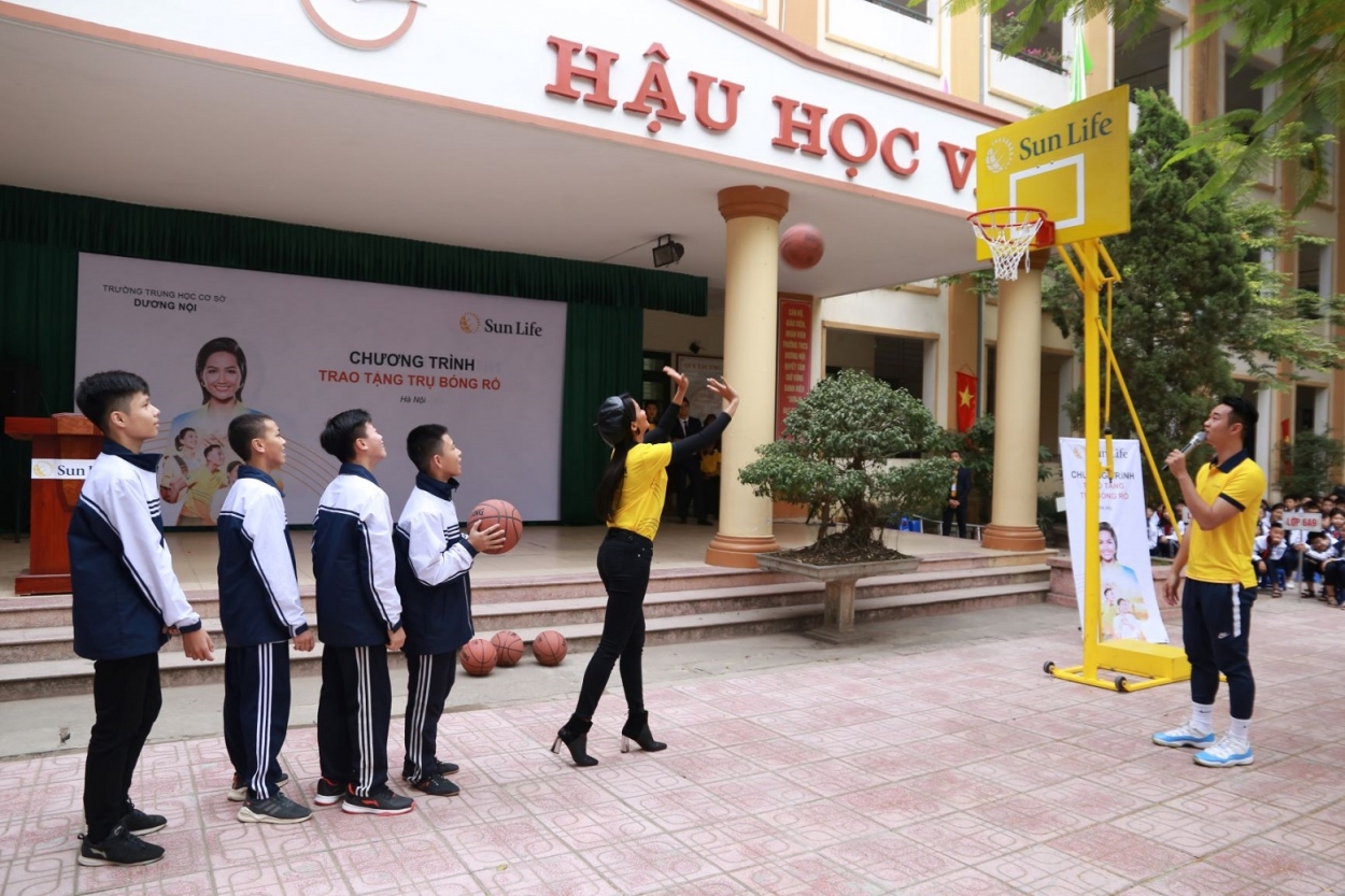 Các em học sinh hào hứng tham gia các hoạt động cùng Hoa hậu H’Hen Niê và cầu thủ bóng rổ