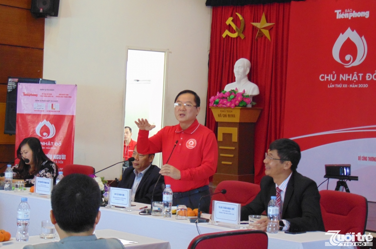 Ông Lê Xuân Sơn, Tổng Biên tập Báo Tiền Phong phát biểu tại buổi họp báo chương trình Chủ nhật Đỏ