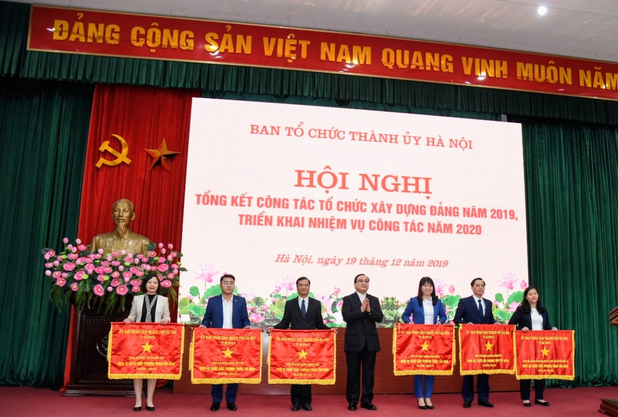 Bí thư Thành ủy Hoàng Trung Hải trao Cờ thi đua xuất sắc cho 6 tập thể