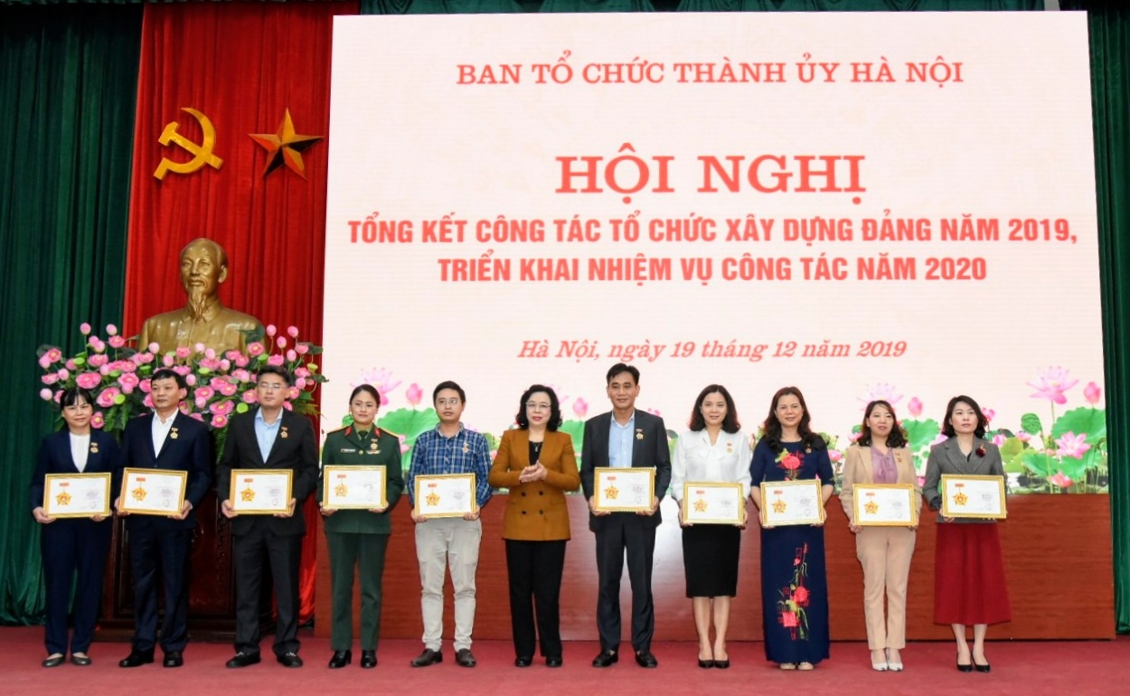 Phó Bí thư Thường trực Thành ủy tặng Bằng trao Kỷ niệm chương “Vì sự nghiệp công tác tổ chức xây dựng Đảng” cho các đảng viên thuộc Đảng bộ TP Hà Nội