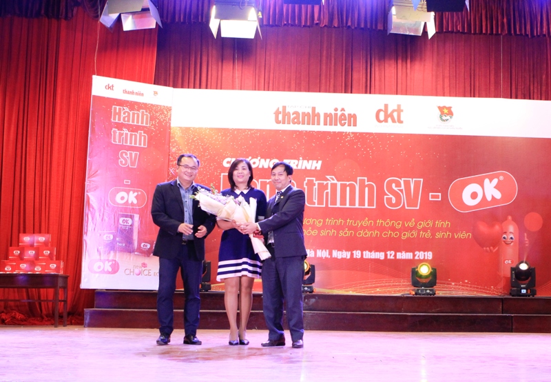 Đại diện Ban tổ chức trao hoa tới đơn vị đồng hành với