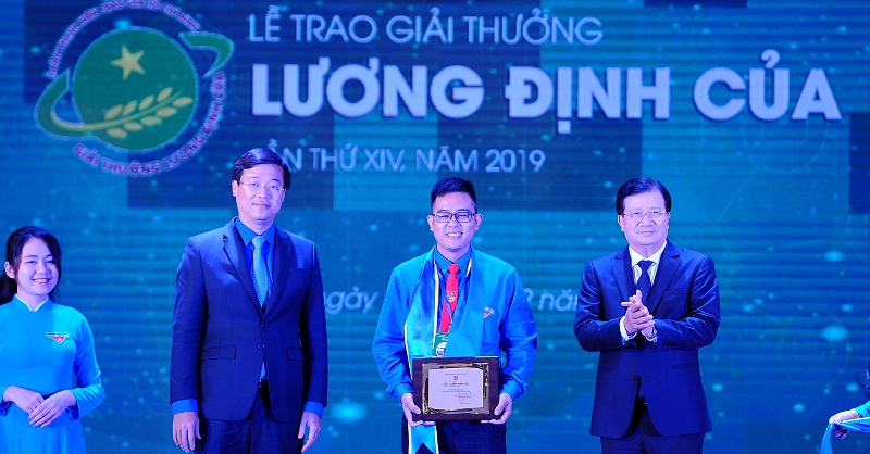 Phó Thủ tướng Chính phủ Trịnh Đình Dũng và Bí thư thứ nhất Trung ương Đoàn Lê Quốc Phong trao phần thưởng tới cá nhân đạt giải thưởng Lương Định Của