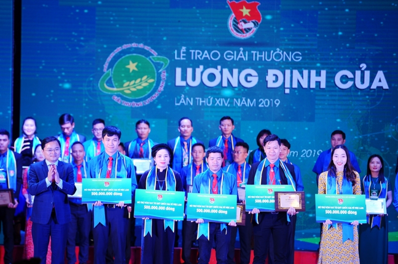 Đồng chí Nguyễn Anh Tuấn, Bí thư thường trực Trung ương Đoàn, Chủ tịch Trung ương Hội LHTN Việt Nam trao biển tượng trưng hỗ trợ vay vốn tới các cá nhân tiêu biểu