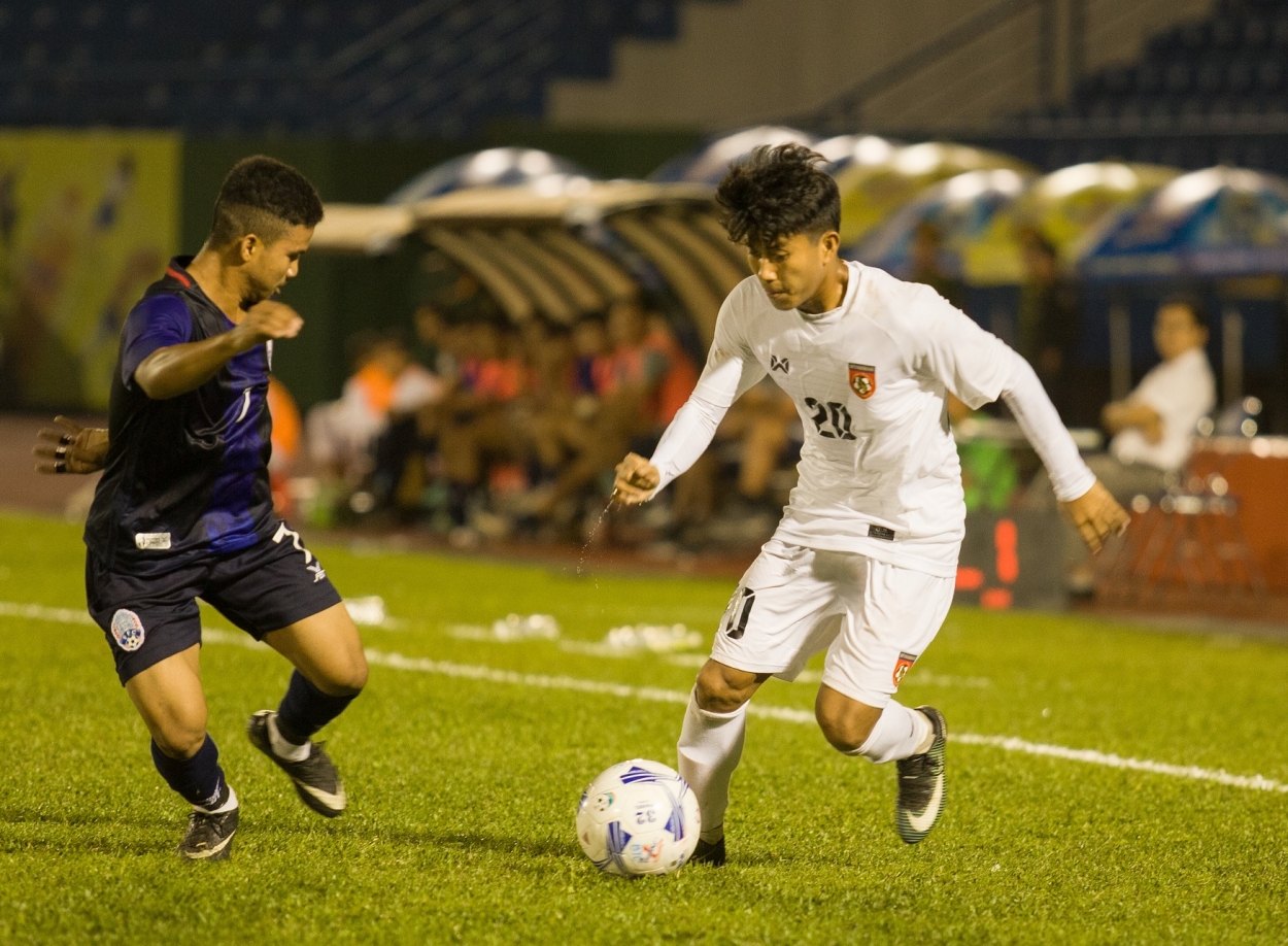 Thắng 4-2 trước U20 Campuchia, U20 Myanmar (trắng) giành hạng ba chung cuộc